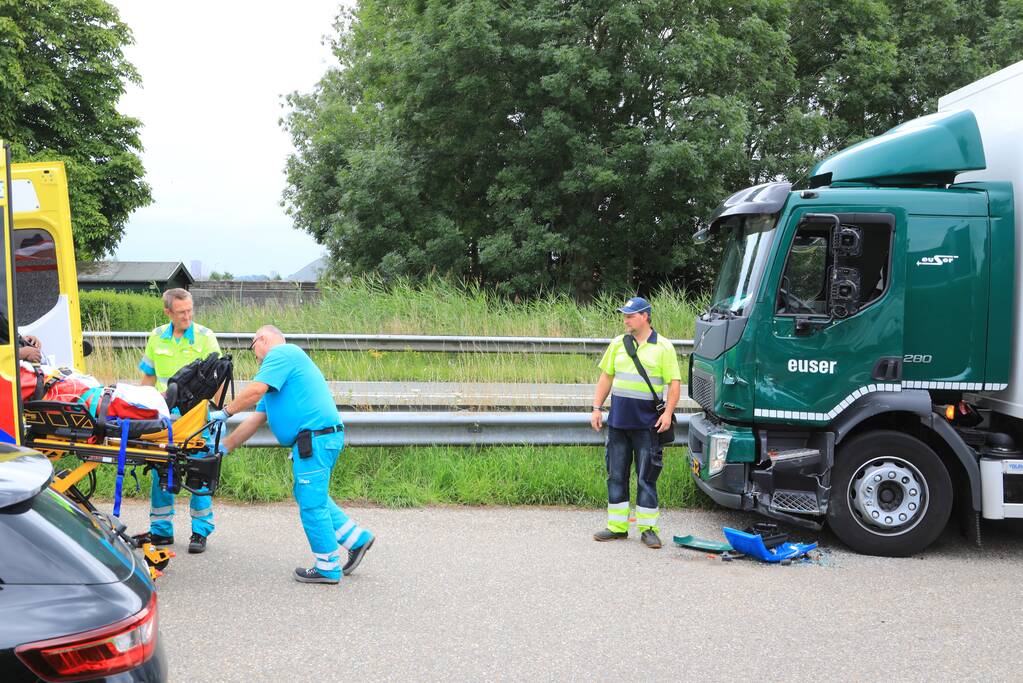 Vrachtwagen en vuilniswagen botsen
