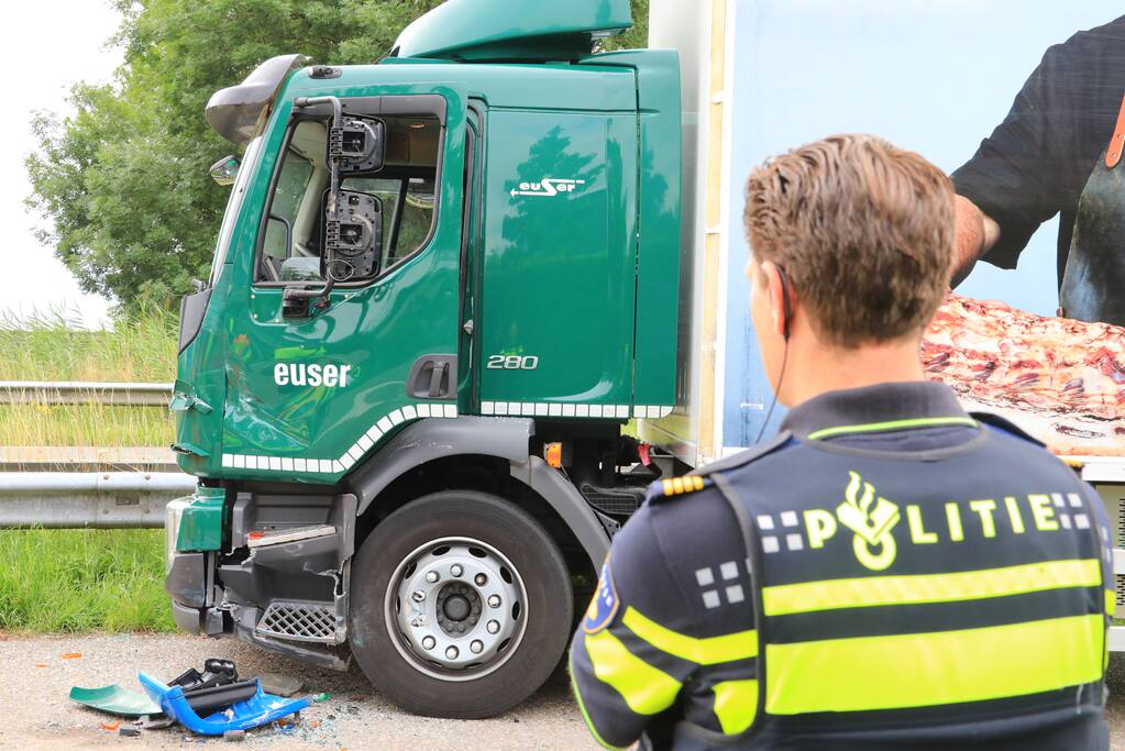 Vrachtwagen en vuilniswagen botsen