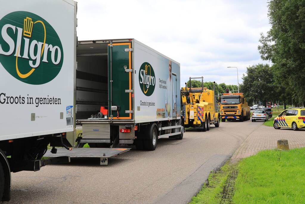 Vrachtwagen en vuilniswagen botsen