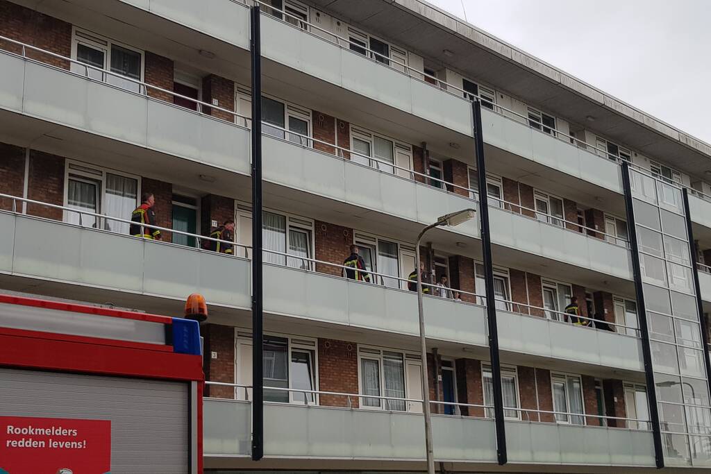 Kind raakt bekneld onder deur flatwoning