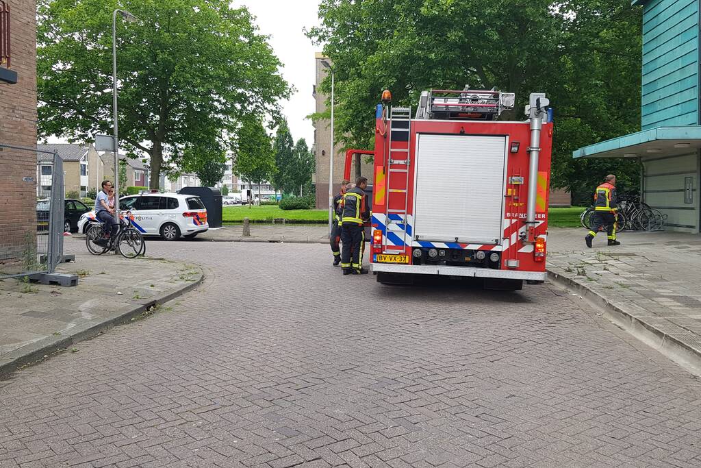 Kind raakt bekneld onder deur flatwoning