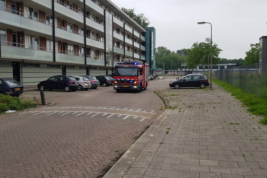 Kind raakt bekneld onder deur flatwoning