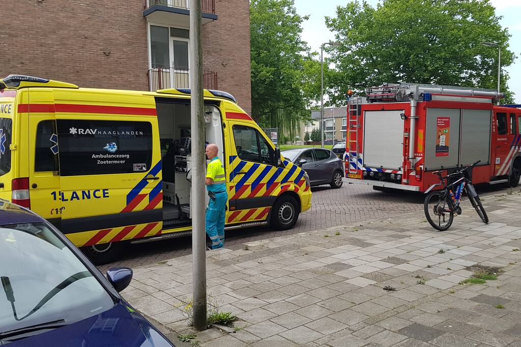 Kind raakt bekneld onder deur flatwoning