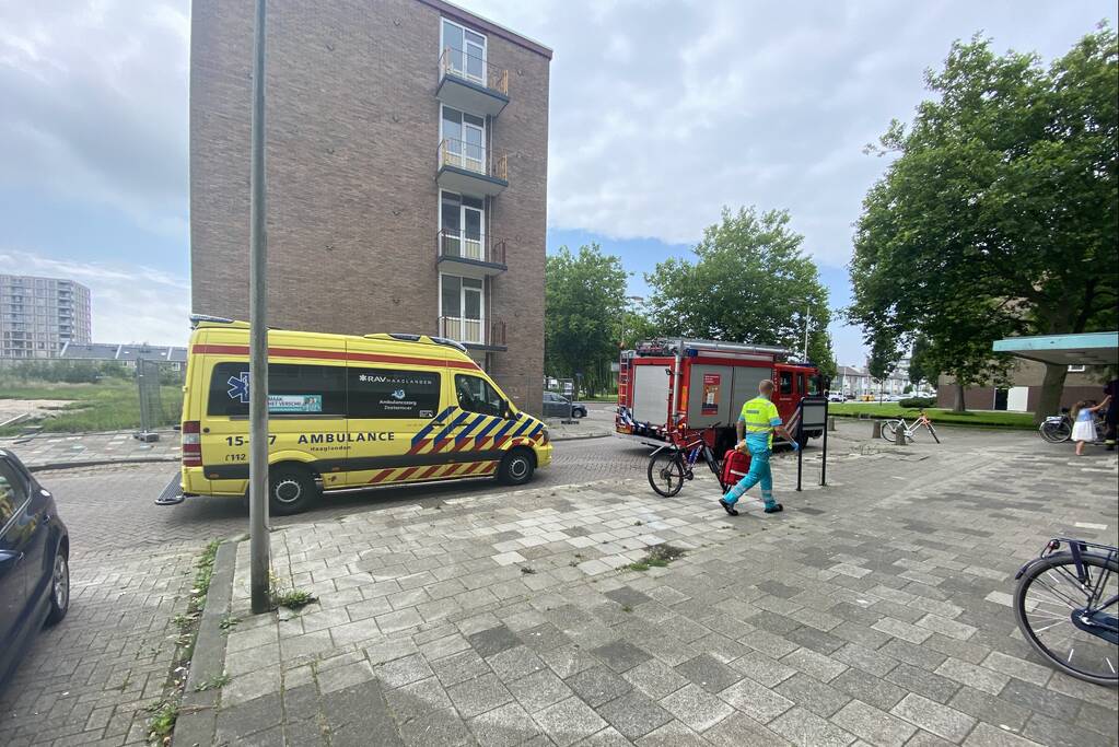 Kind raakt bekneld onder deur flatwoning