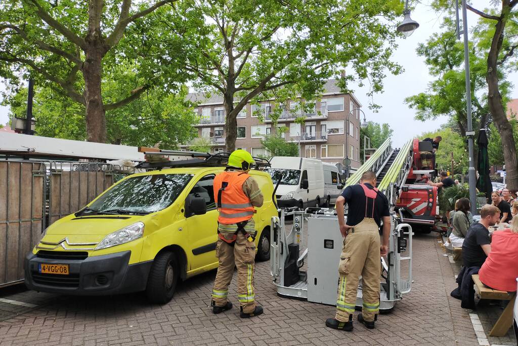 Gevaarlijke hangende takken verwijderd boven marktkraam