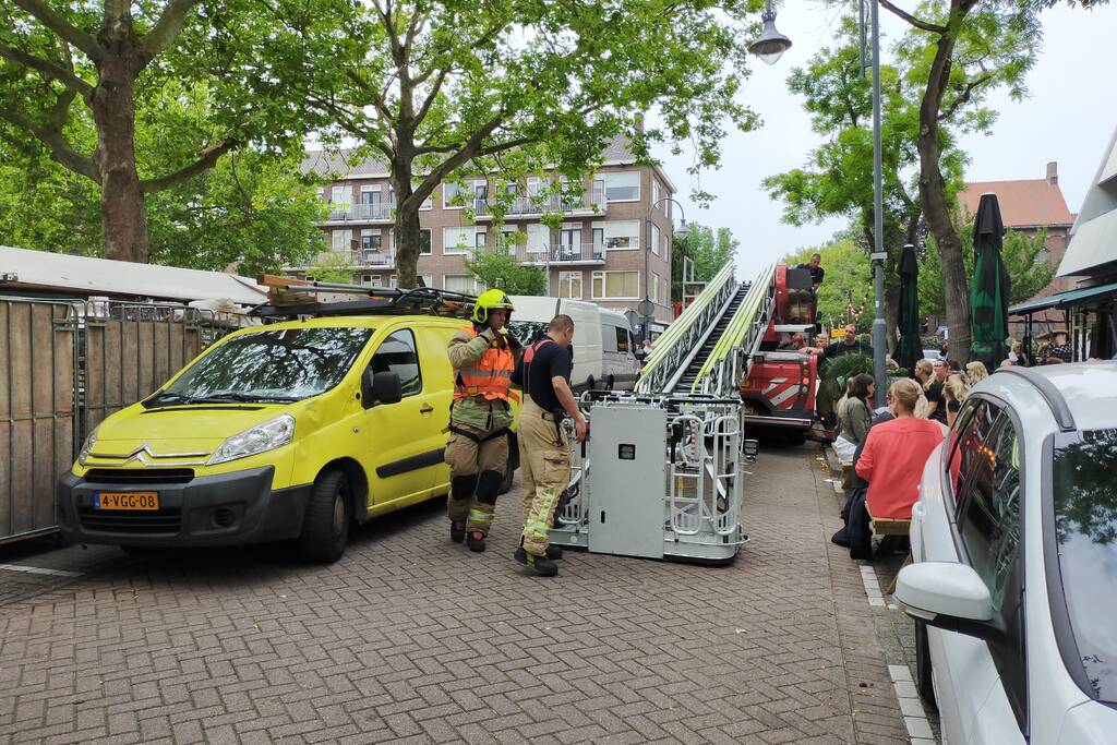Gevaarlijke hangende takken verwijderd boven marktkraam