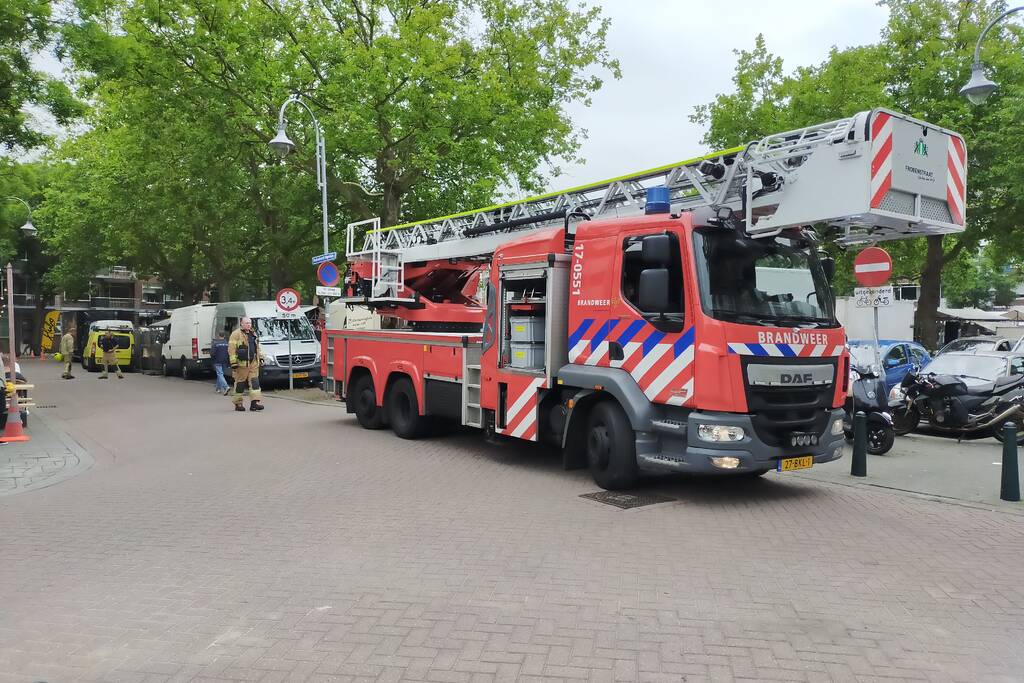 Gevaarlijke hangende takken verwijderd boven marktkraam