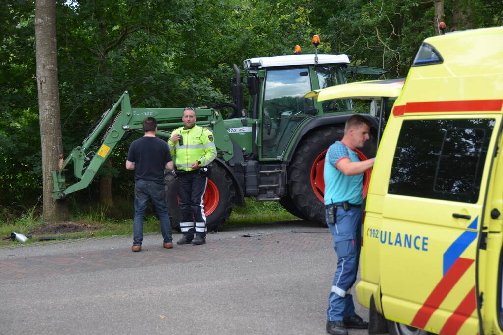 Auto belandt in sloot na botsing met aanhanger