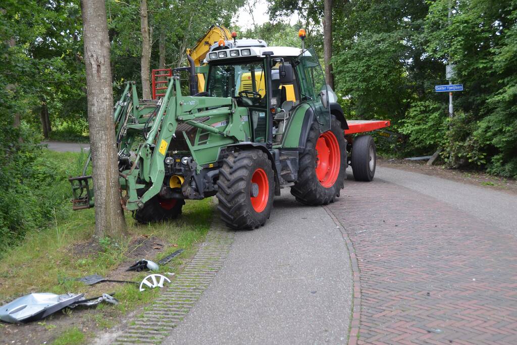 Auto belandt in sloot na botsing met aanhanger