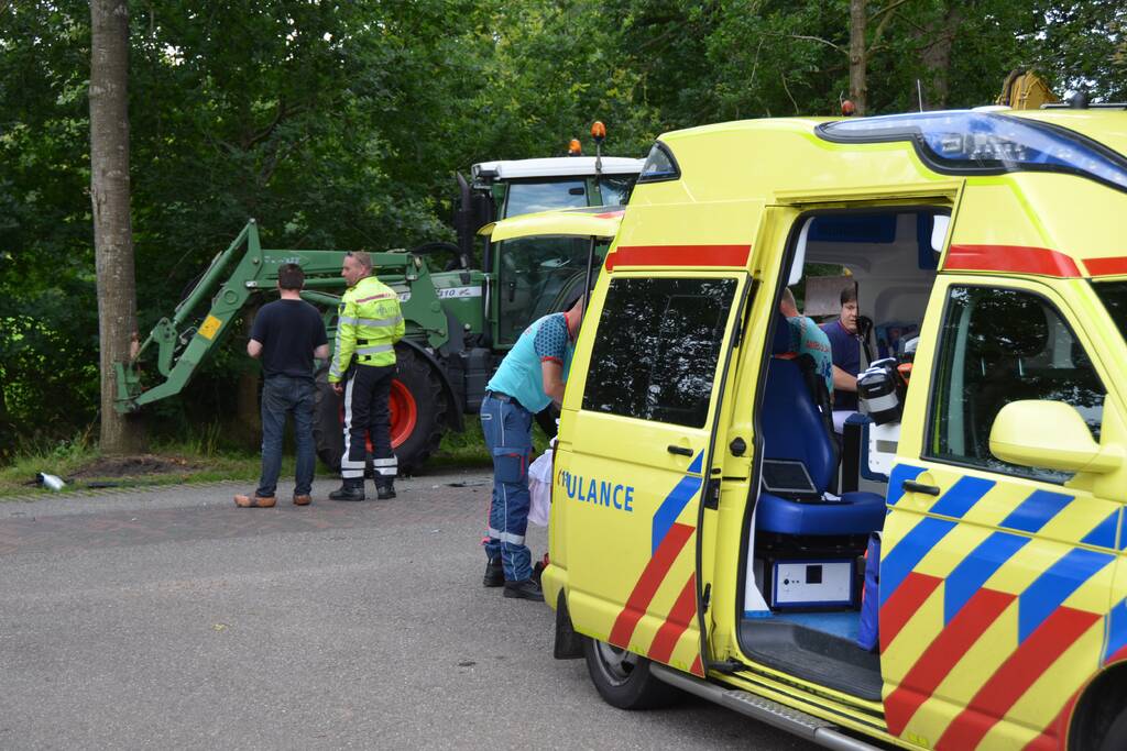 Auto belandt in sloot na botsing met aanhanger