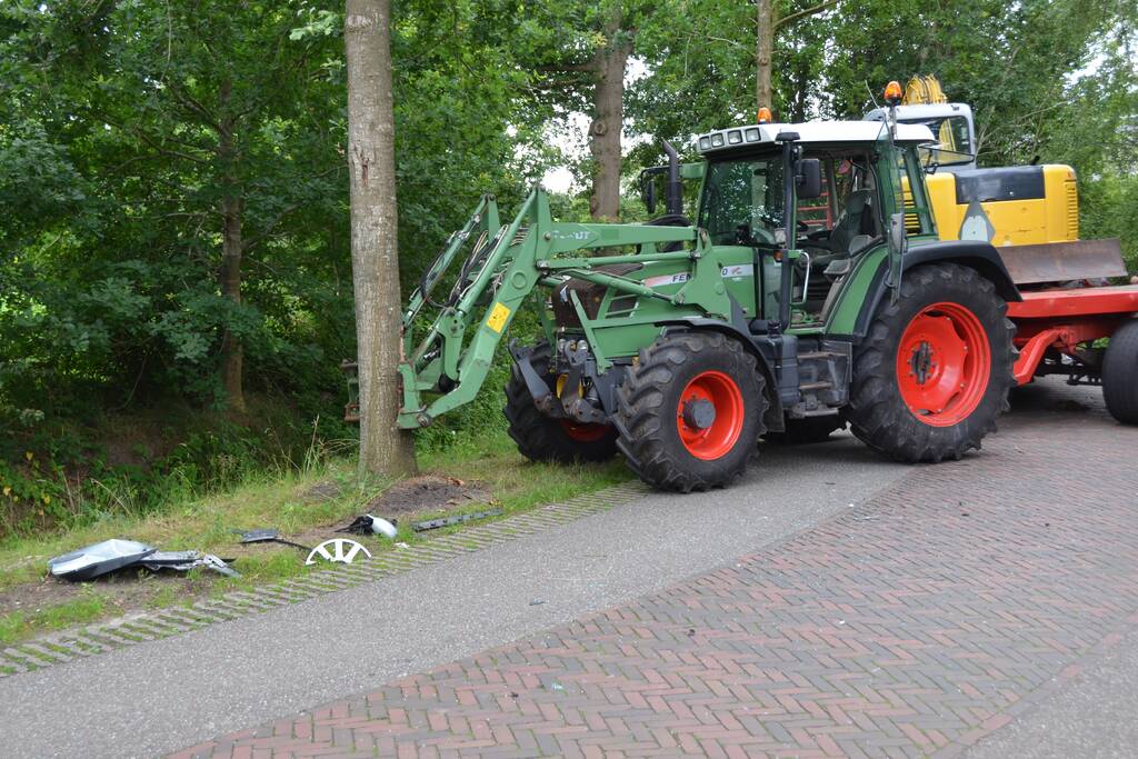Auto belandt in sloot na botsing met aanhanger