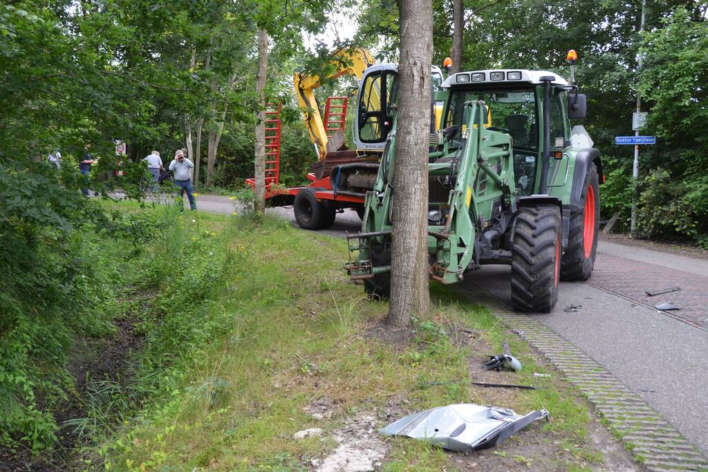 Auto belandt in sloot na botsing met aanhanger