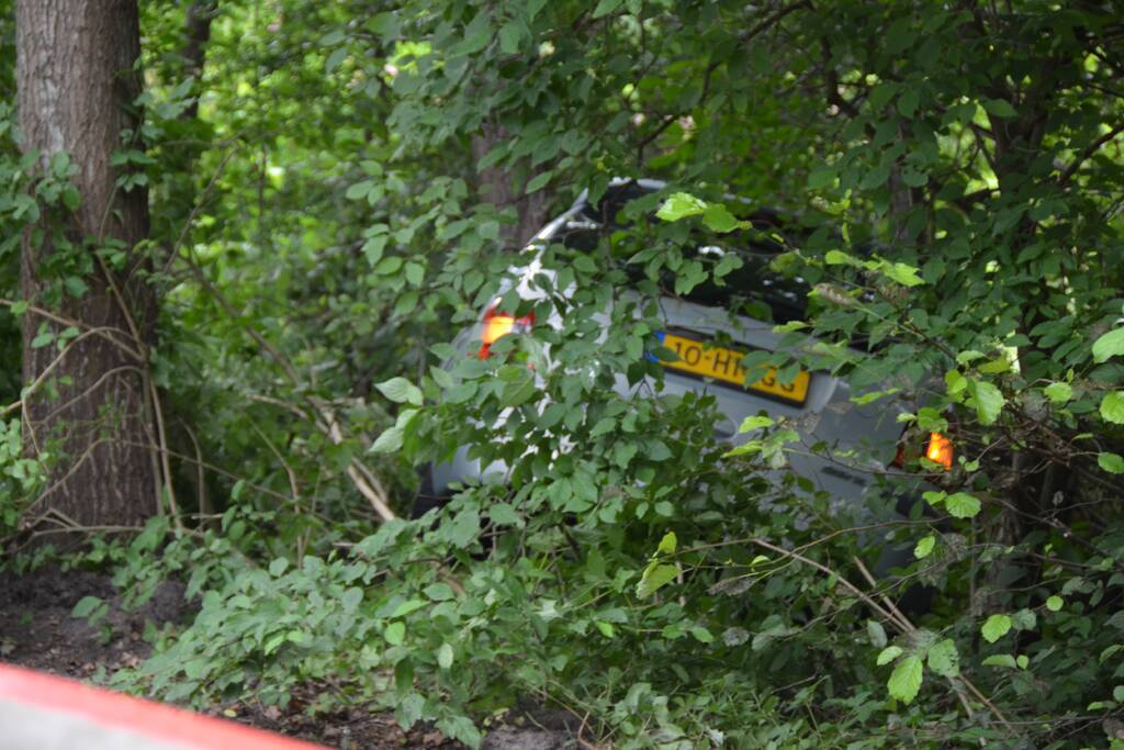 Auto belandt in sloot na botsing met aanhanger