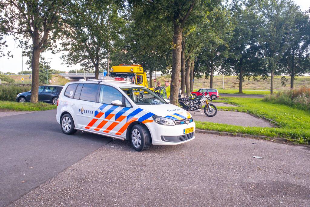 Motorrijder gaat onderuit op spekglad wegdek