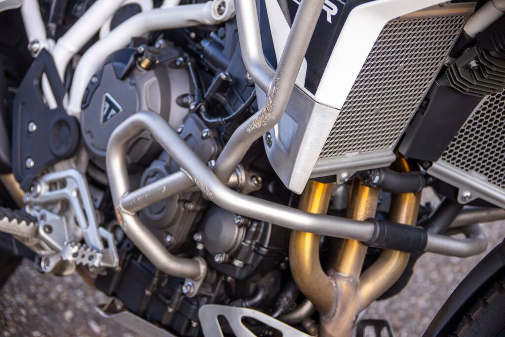 Motorrijder gaat onderuit op spekglad wegdek