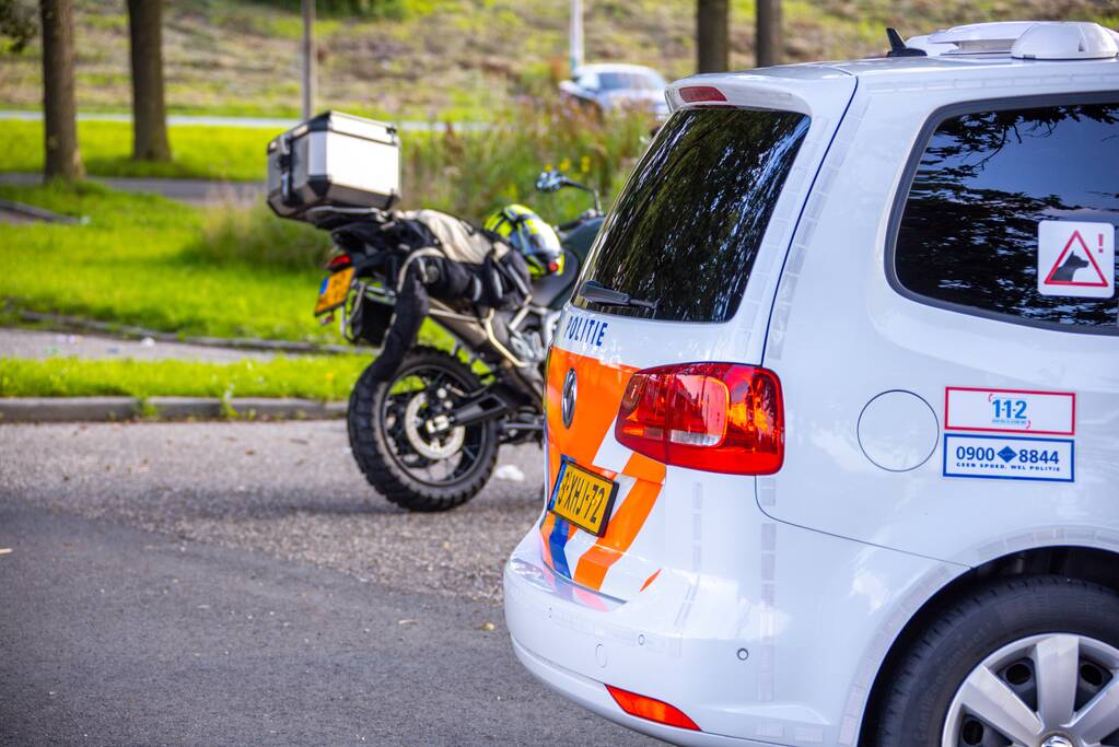 Motorrijder gaat onderuit op spekglad wegdek