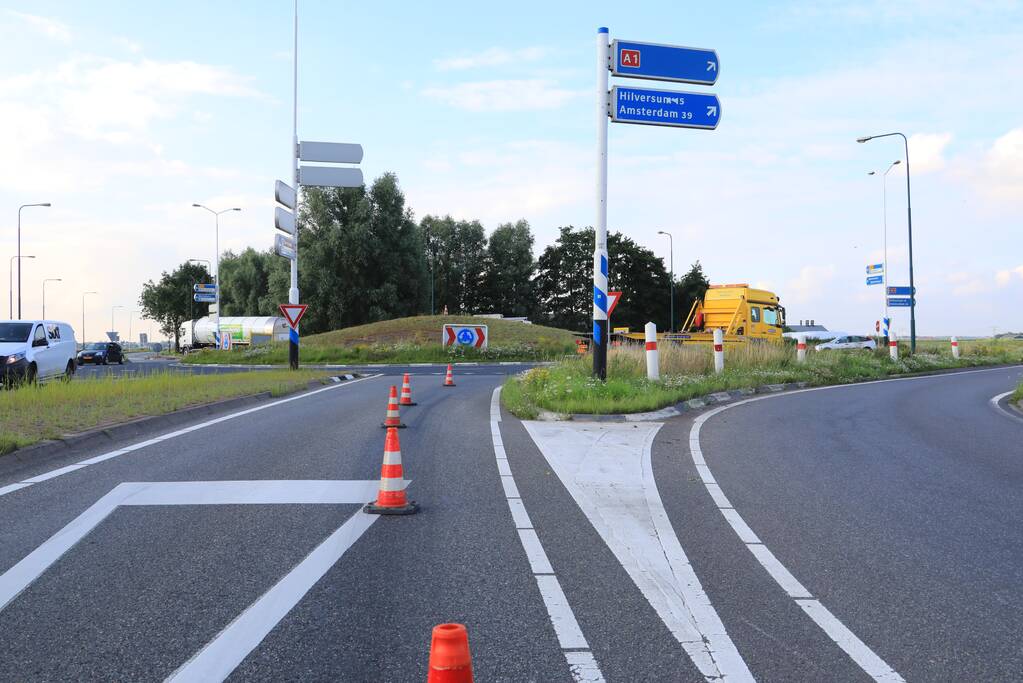 Motorrijder gaat onderuit op spekglad wegdek