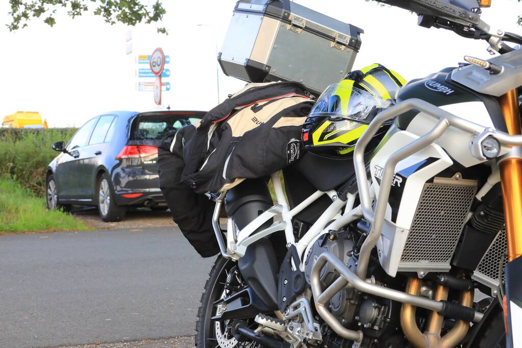 Motorrijder gaat onderuit op spekglad wegdek