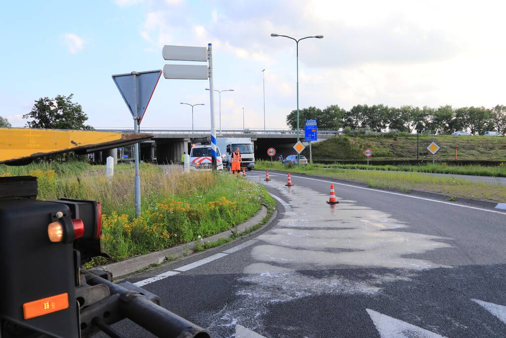 Motorrijder gaat onderuit op spekglad wegdek
