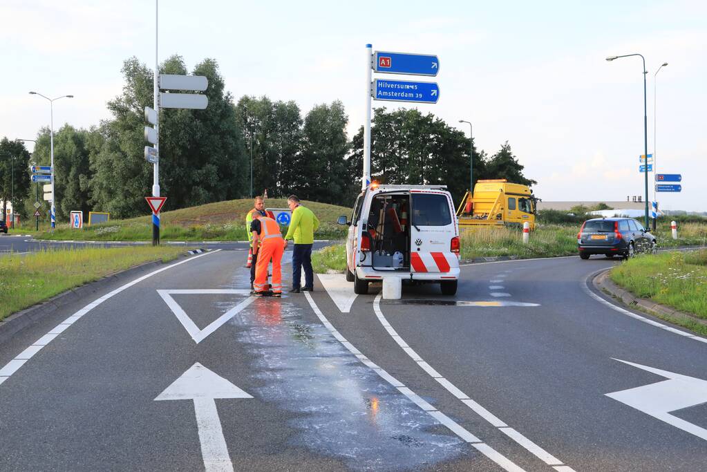 Motorrijder gaat onderuit op spekglad wegdek