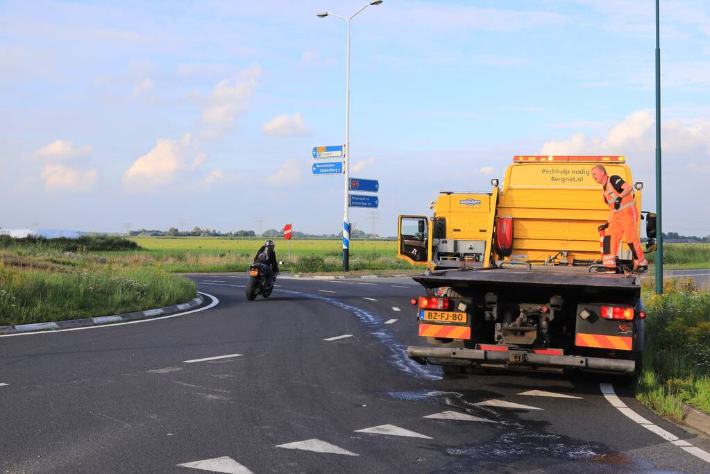 Motorrijder gaat onderuit op spekglad wegdek