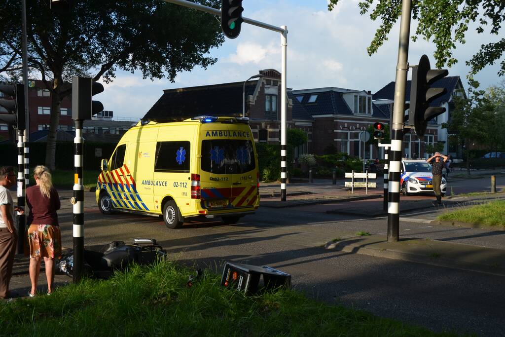 Maaltijdbezorger rijdt stadsbus binnen