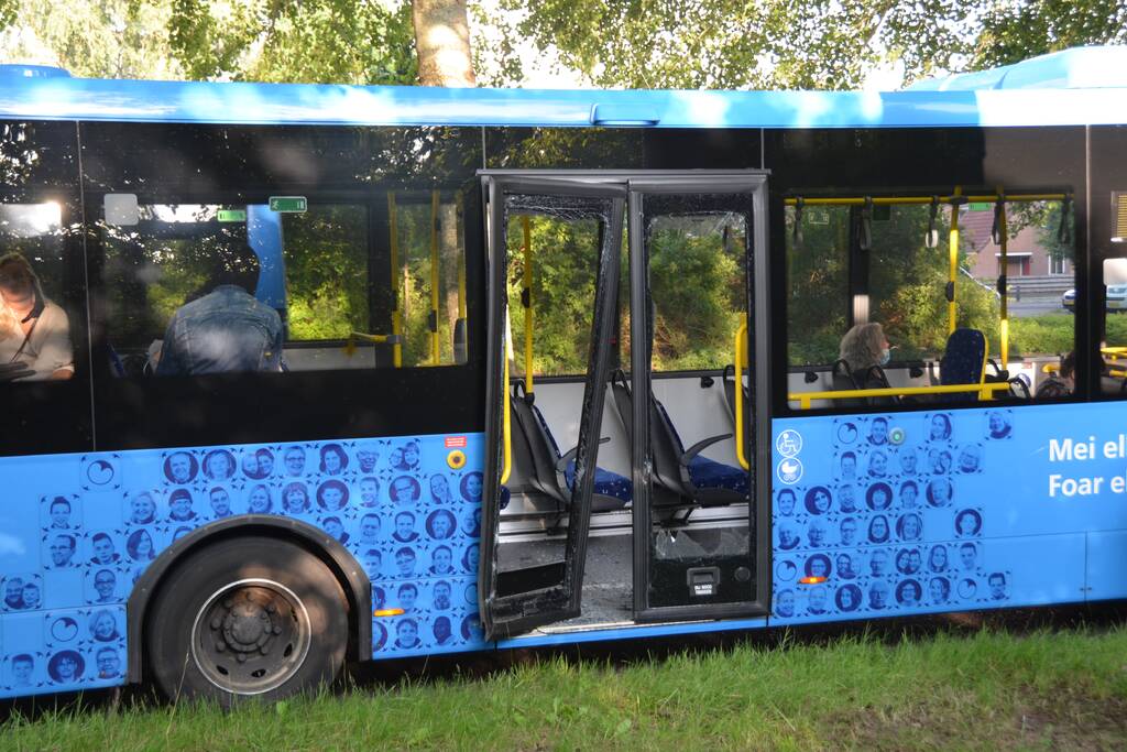 Maaltijdbezorger rijdt stadsbus binnen