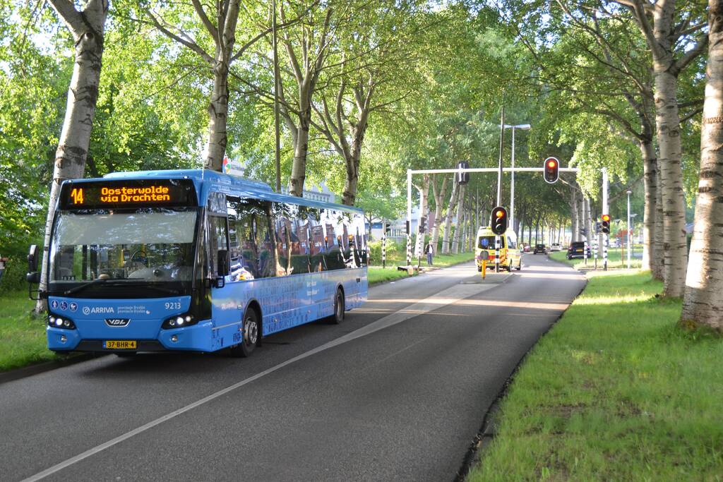 Maaltijdbezorger rijdt stadsbus binnen