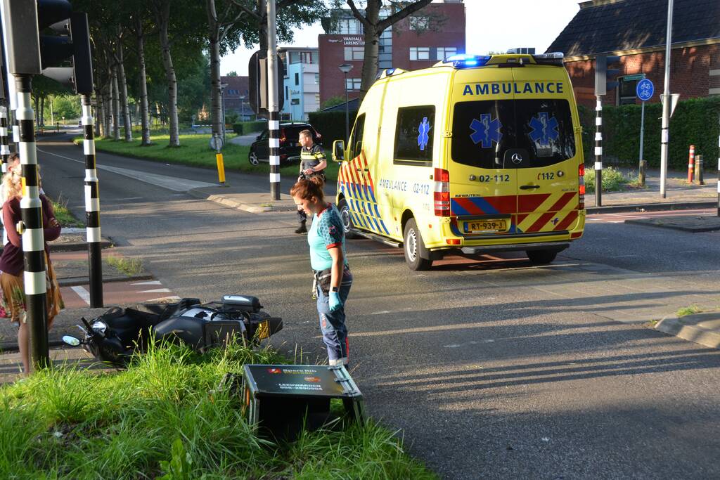 Maaltijdbezorger rijdt stadsbus binnen