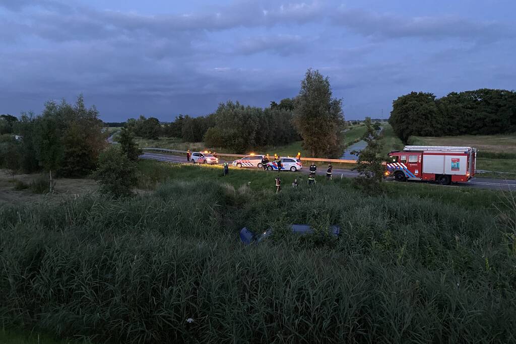Bestelbus vliegt over de vangrail belandt in riet