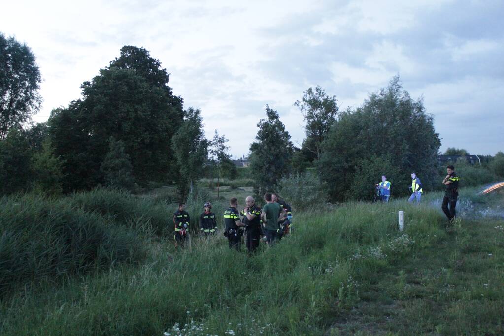 Bestelbus vliegt over de vangrail belandt in riet
