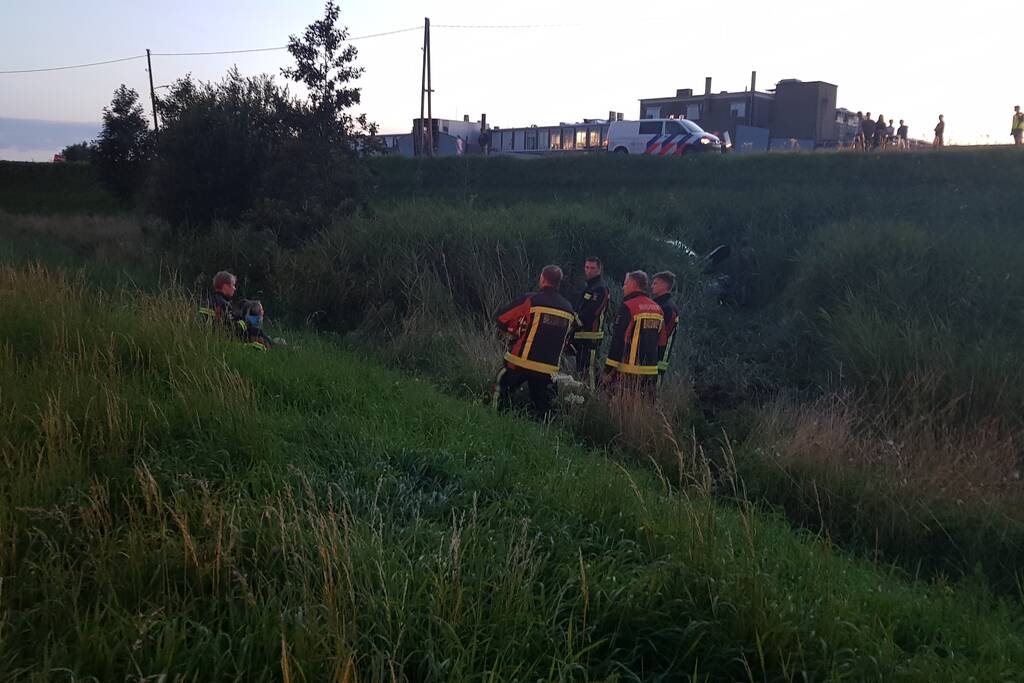 Bestelbus vliegt over de vangrail belandt in riet