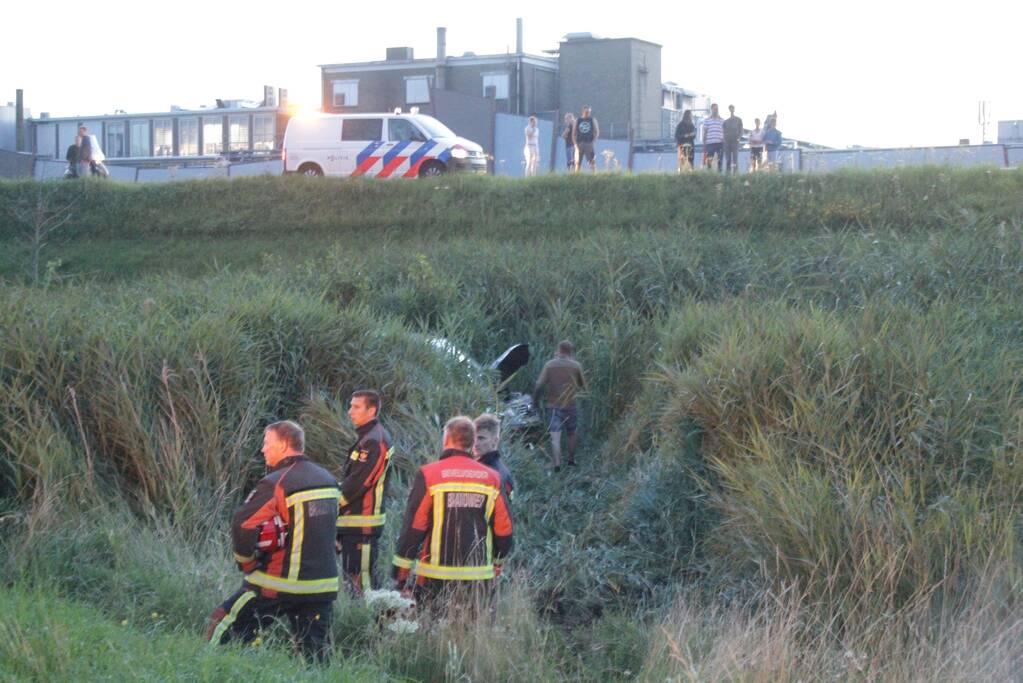 Bestelbus vliegt over de vangrail belandt in riet