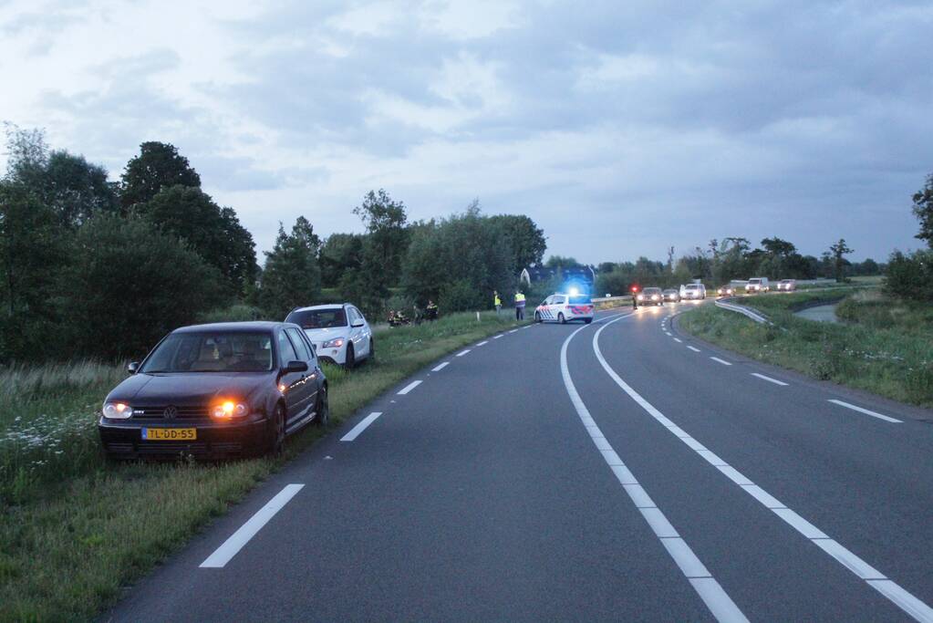 Bestelbus vliegt over de vangrail belandt in riet