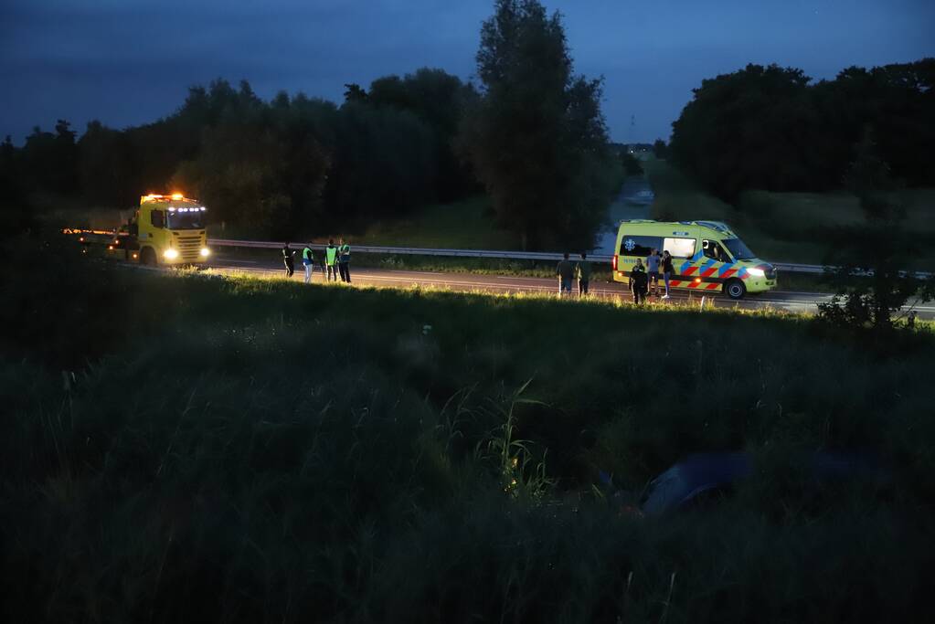 Bestelbus vliegt over de vangrail belandt in riet