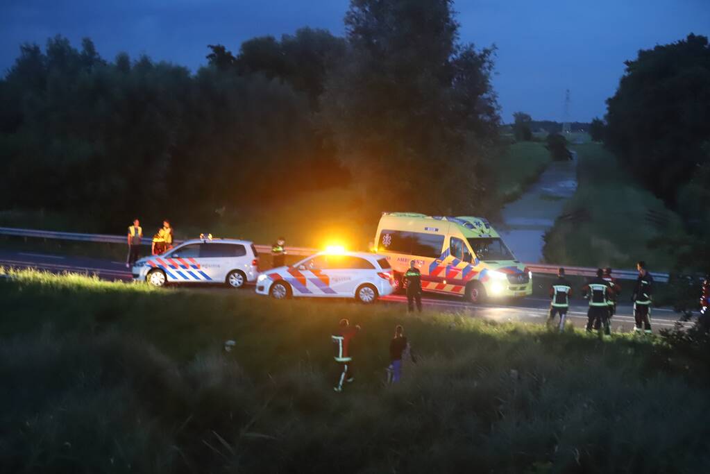 Bestelbus vliegt over de vangrail belandt in riet