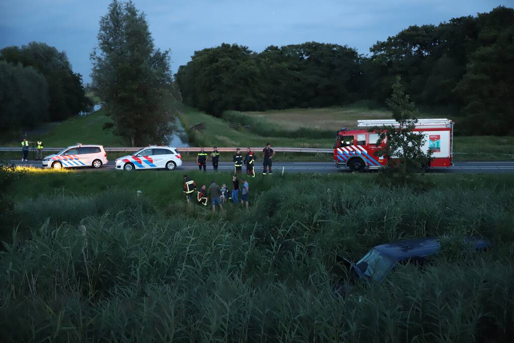 Bestelbus vliegt over de vangrail belandt in riet