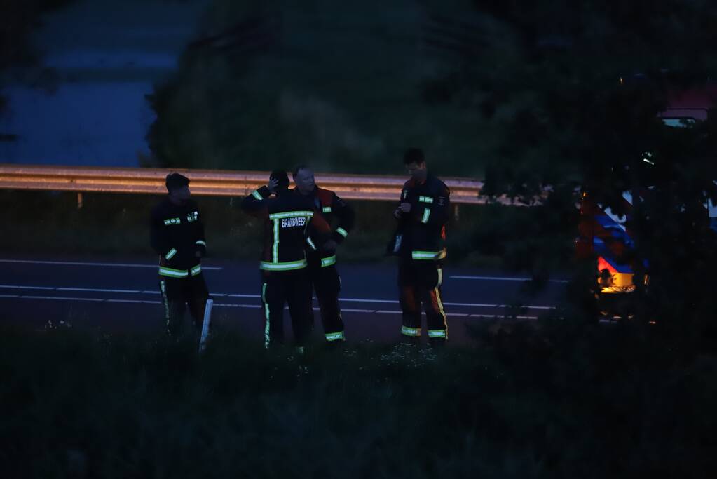 Bestelbus vliegt over de vangrail belandt in riet
