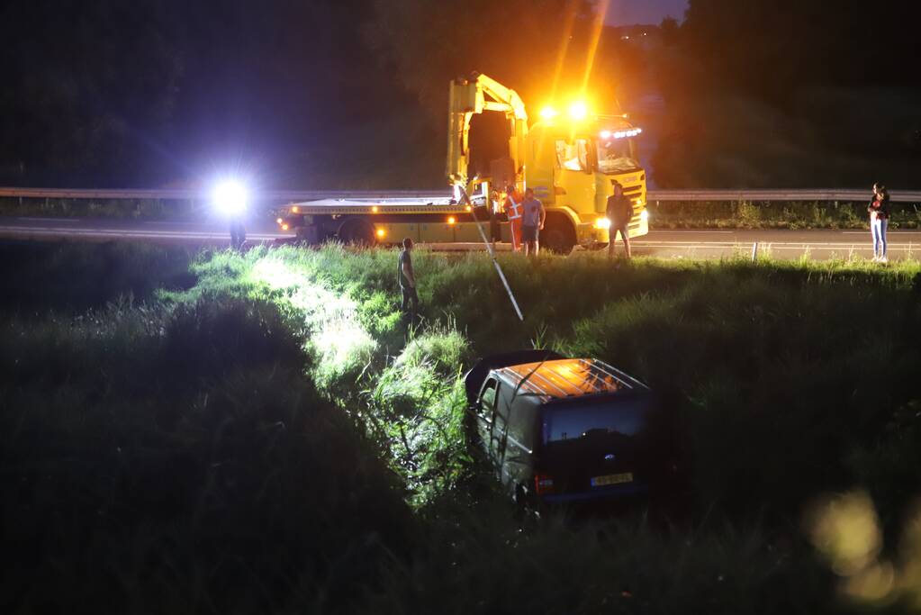 Bestelbus vliegt over de vangrail belandt in riet