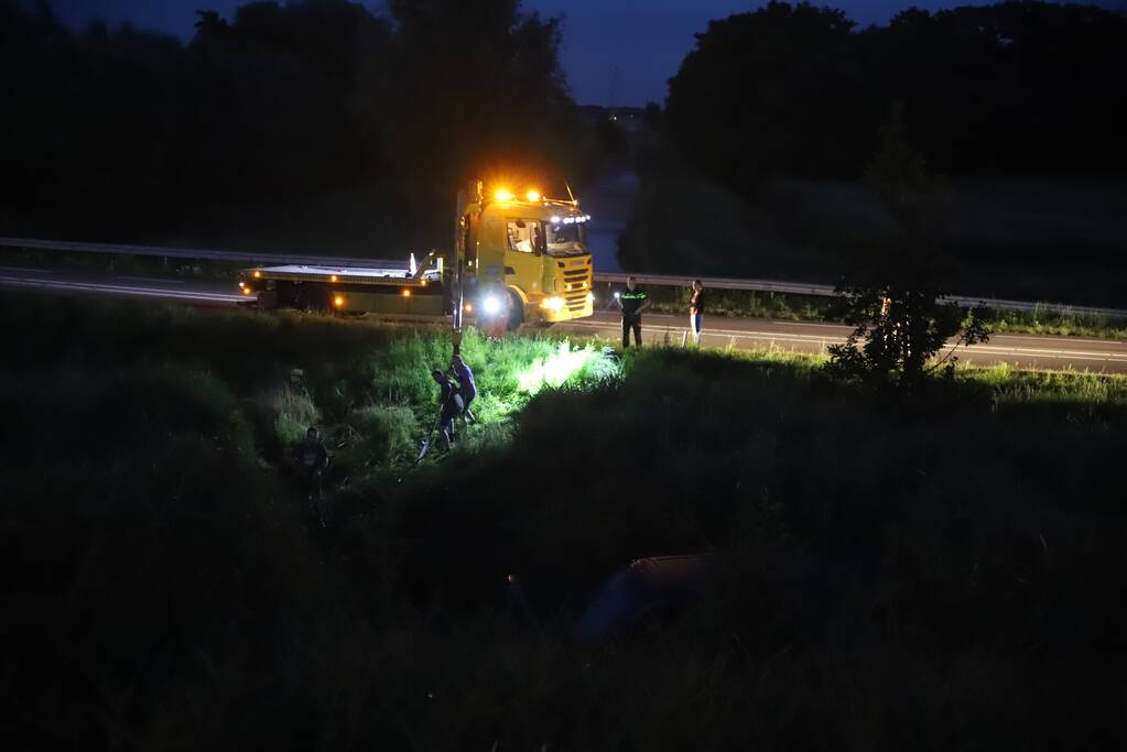Bestelbus vliegt over de vangrail belandt in riet