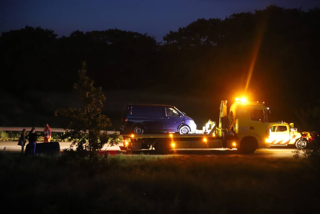 Bestelbus vliegt over de vangrail belandt in riet