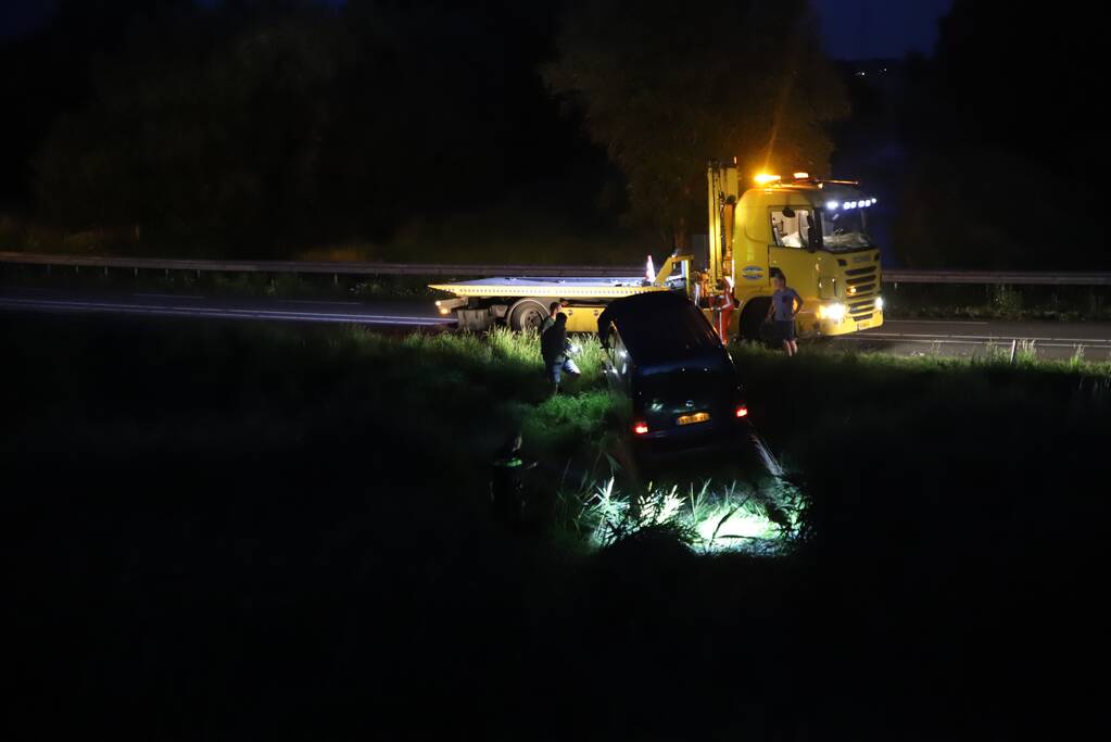 Bestelbus vliegt over de vangrail belandt in riet