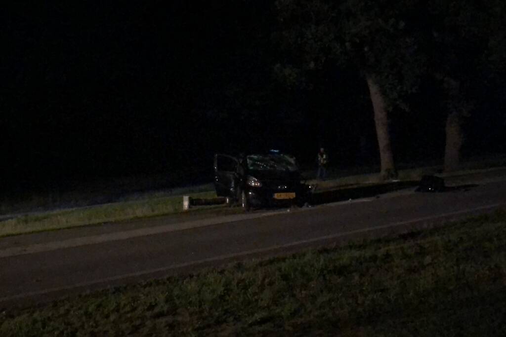 Automobiliste ernstig gewond na botsing tegen boom