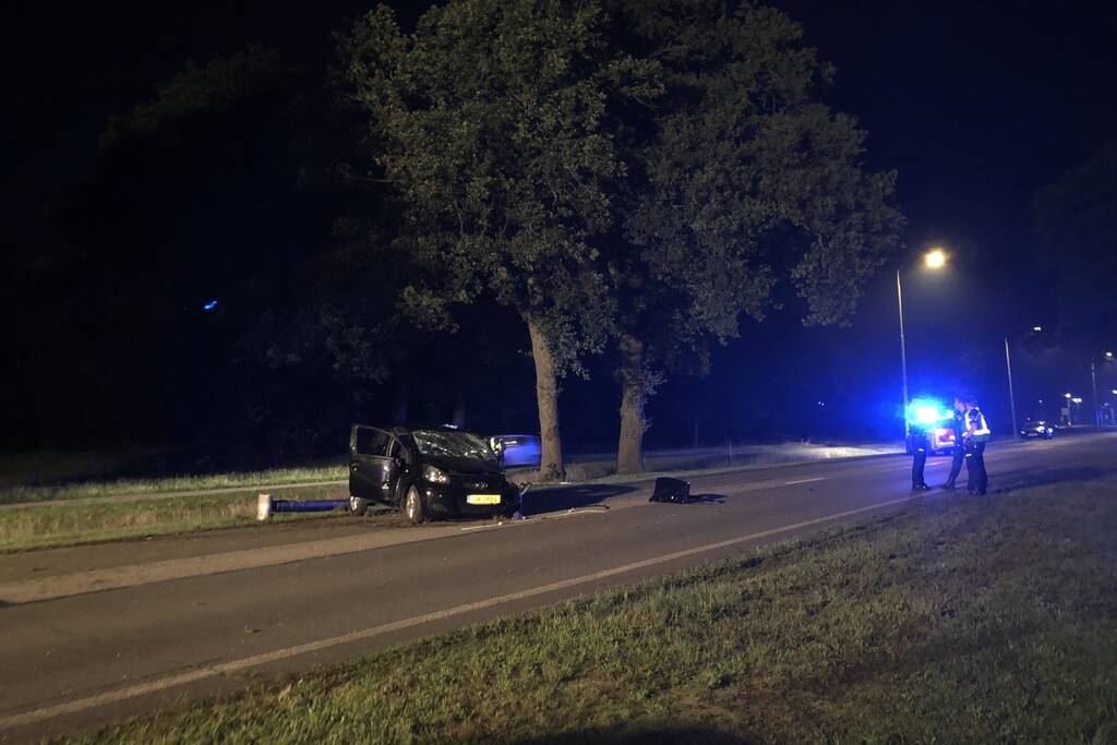 Automobiliste ernstig gewond na botsing tegen boom
