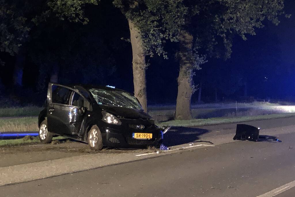 Automobiliste ernstig gewond na botsing tegen boom