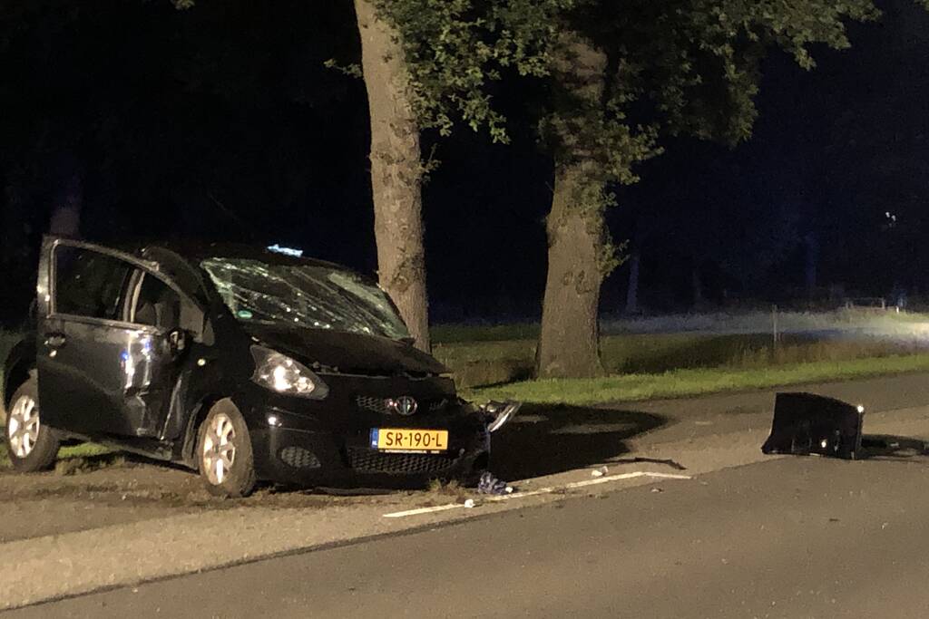 Automobiliste ernstig gewond na botsing tegen boom