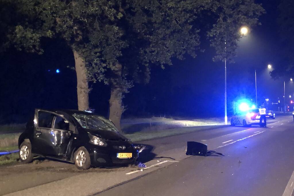 Automobiliste ernstig gewond na botsing tegen boom