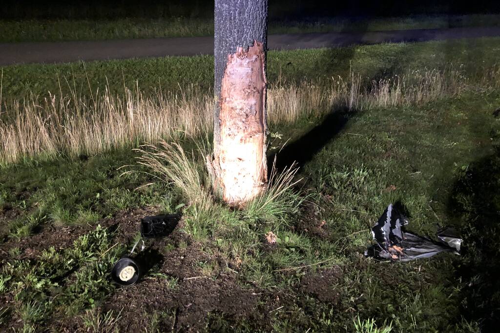 Automobiliste ernstig gewond na botsing tegen boom