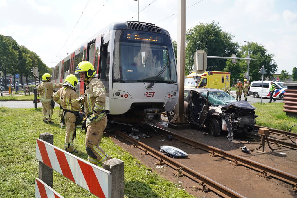 Auto in botsing met metro
