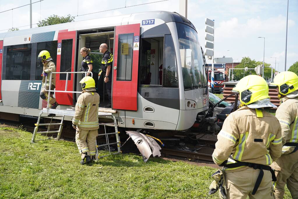 Auto in botsing met metro